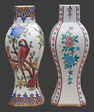 Vue d'un des deux vases à côté d'un vase de Tergnier.