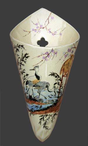 Vase en forme de cornet, décor inspiration asiatique