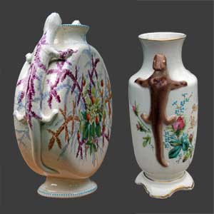 Vue de deux vases avec des anses en forme de salamandre.