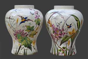 Paire de vases ornementaux, décor floral, oiseau, papillon