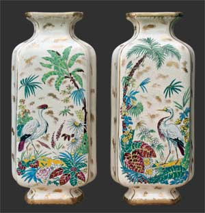Paire de hauts vases ornementale, décor japonisant