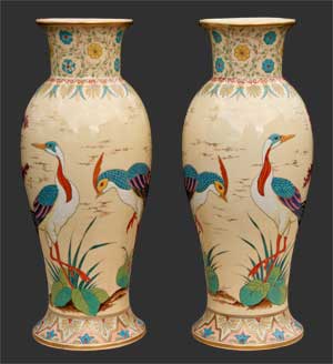 Paire de hauts vases ornementales, décor japonisant