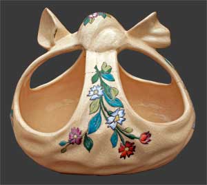Vase en forme de panier, décor floral