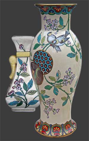 Vue du vase à côté d'un autre vase attribué à Tergnier.