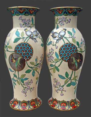 Paire de hauts vases ornementale, décor japonisant