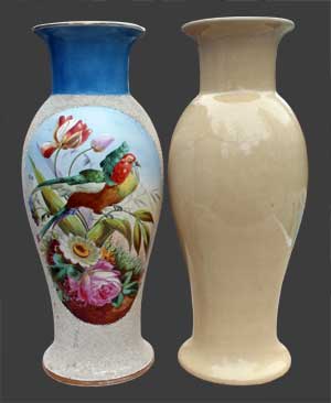 Vue du vase à côté d'un vase de même forme de la faïencerie de Tergnier.