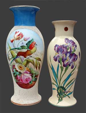 Vue du vase à côté d'un vase de même forme mais de dimensions plus petites.