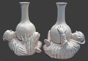 Vue du vase à côté d'un vase de même forme de la faïencerie de Wasmuël.