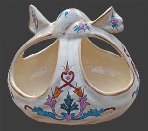 Vase en forme de panier, debaluchon, décor écleptique d'inspiration renaissance