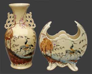 Vue de la paire de vases justposé à un autre de même forme.