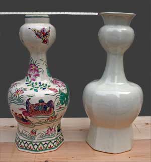 La lampe à pétrole à côté d'un vase de même forme