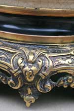 Vue d'un détail du pied en bronze