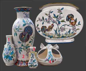 Vue du vase à côté de quatre autres vases de la faïencerie de Tergnier.
