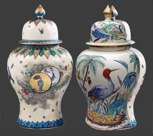 Vue d'un des deux vases à côté d'un vase de Tergnier.