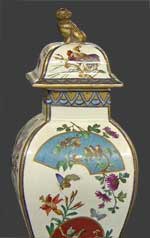 Vue partielle d'une des deux potiches