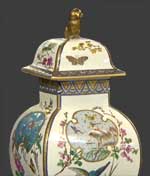 Vue partielle d'une des deux potiches