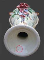 Vue du dessous d'un des deux vases