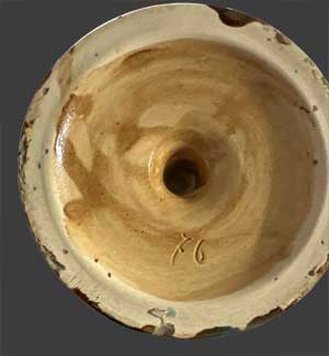 Vue du dessous de l'aiguière.