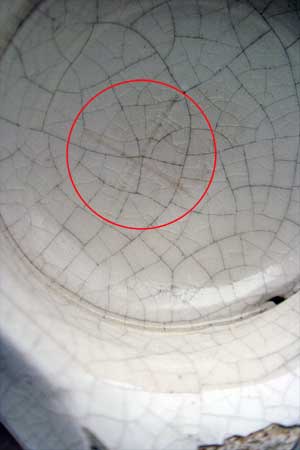 Vue d'un détail du dessous du vase.