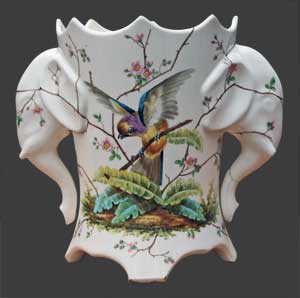 Vase avec anses en forme de tête d'éléphant