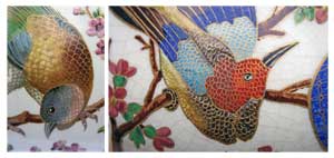 Vue d'un détail du décor des deux vases.