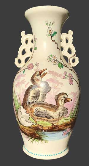 Vue d'un vase de même forme.