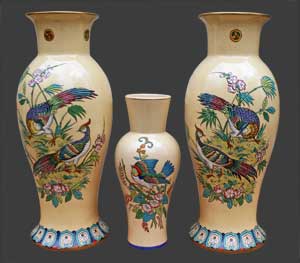 Vue du vase situé au milieu de deux autres vases.