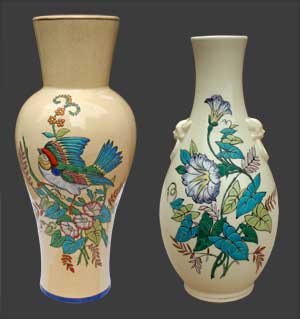 Notre vase à côté d'un autre vase.