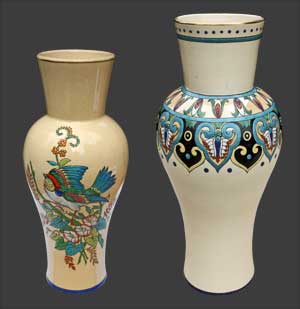 Notre vase à côté d'un autre vase.