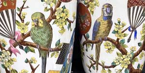 Vue d'un détail des deux vases.
