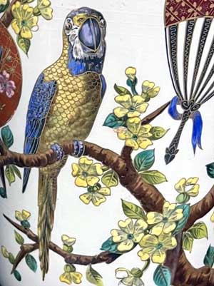 Vue d'un autre détail du décor d'un des deux vases.