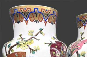 Vue partielle des deux vases.