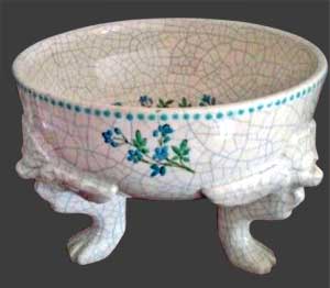 Vue du vase tripode décoré.