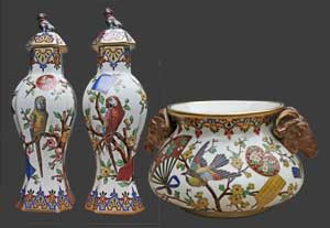 Vue de notre paire de vases à côté d'un vase de Tergnier.