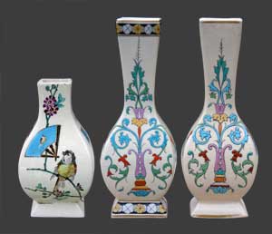 Notre vase à côté de deux autres.