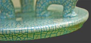 Vue d'un détail du pied du vase.