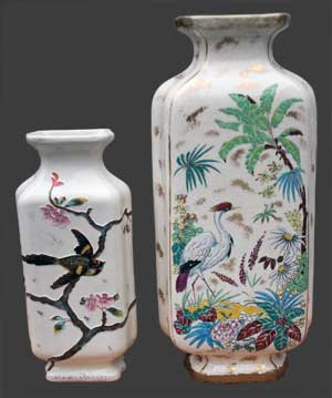 Vue du vase à côté d'un vase de même forme de la faïencerie de Tergnier.