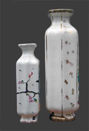 Vue de côté des deux vases.