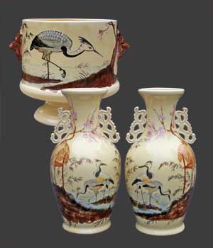 Vue du vase justaposé à une paire de deux autres vases.