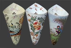 Vue du vase avec deux autres de même forme.