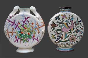 Vue du vase avec un autre de même forme.