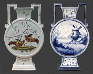 Vue du vase à côté d'un vase de même forme de la faïencerie de Wasmuël.