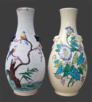 Vue du vase avec un autre de même forme.