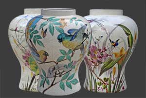 Vue d'un troisième vase de même forme.