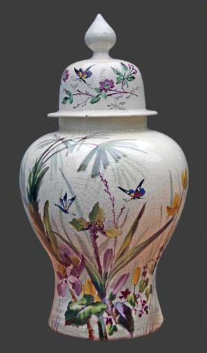 Vue d'un vase de même forme, mais avec son chapeau.
