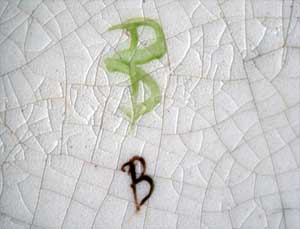 Vue deux lettres B en dessous de la gourde.