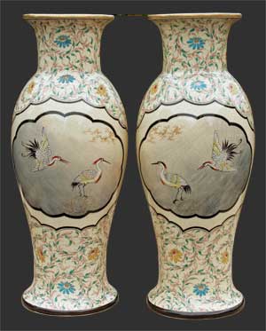Paire de hauts vases