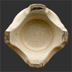 Dessous du vase de gauche