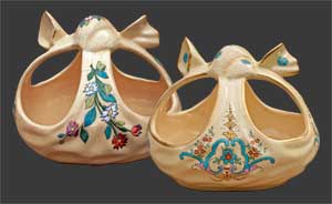 Vue du vase à côté d'un autre de même forme.