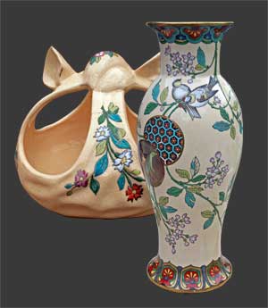 Vue du vase à côté d'un autre vase.